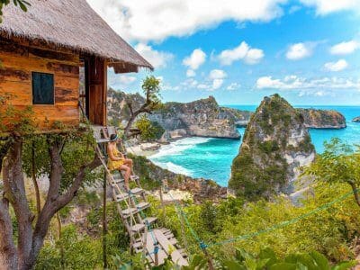 One Day Nusa Penida Tour – A breathtaking view of Kelingking Beach’s T-Rex-shaped cliffs.