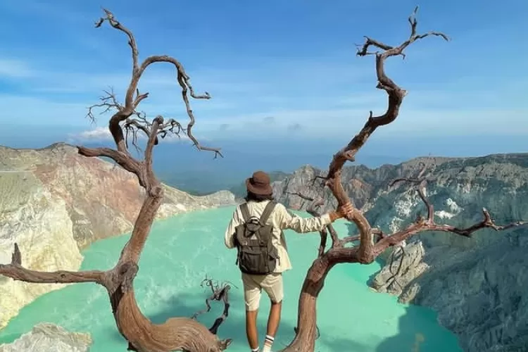 Checking the Kawah Ijen Nusa Penida Tour Price for a multi-day package